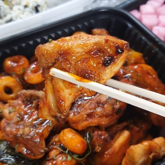 숯불치킨 최강자 기영이숯불두마리치킨 존맛탱

#협찬 받았지만 정말 맛있었어!!!!
진짜 숯불에 구워서 숯불향도 좋고
그릴 표시 보여? 여기 찐이야
무엇보다 양념이 대 존맛탱 ❤️

숯불구이 메뉴도 많아서 정말 좋더라규
나는 매콤양념숯불치킨 주문했는데
한국인이 딱 좋아할 정도의 맵기라
정말 맛있게 먹었엉

쫀득한 떡 사리도 들어있구
양념을 아낌없이 줘서 우동사리
넣어서 먹어도 맛있을거 같아

사이드 메뉴 가격도 합리적이라
치킨주문할때 반드시 주문해서 먹어봐야해😍

#기영이숯불두마리치킨부산서면점 사장님도 
정말 친절하시고 서비스도 최고 맛도 최고!!

치킨 좋아하면 여기 꼭 먹어봐야해
강력추천👍

#기영이숯불두마리치킨 #기영이숯불두마리치킨서면점 #서면맛집 #서면야식맛집 #서면치킨포장 #서면숯불치킨맛집 #존맛탱
