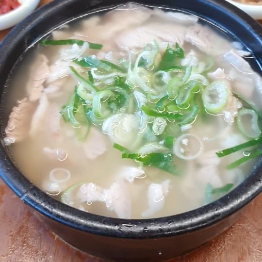 부산 국밥 맛집 아직도 여기 안 가봤어?

부산 현지인이 추천하는
해운대 미포에 위치한 극동돼지국밥!

깔끔하면서 담백한 국물이 일품인데요
국내산 돼지고기만을 사용해 누린내없이
정말 맛있게 먹었답니다

깍두기 김치 반찬들도 매장에서
직접 담가서 믿고 먹을 수 있었는데요
김치맛이 예술이였어요 ㅎ

내장은 인기가 많아 조기 품절이 빠른데요
수육역시 한정판매로 조기품절이 될 수 있으니
참고해주세요
