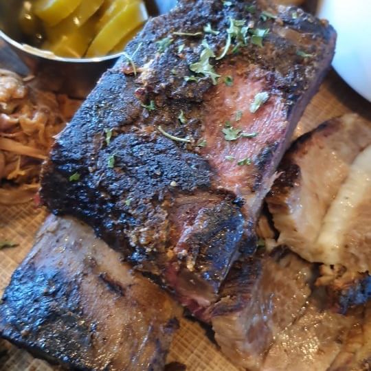 밀양맛집 밀양핫플 더미량
#협찬

부산에서 가까운 경남에도 바베큐를 
먹을 수 있는 곳이 있다고해서 냉큼 가봤어요

참나무 장작으로 10시간 이상 구워낸
전통 텍사스 훈제바베큐라 예약은 필수랍니다

메뉴는 돼지고기폭립과 소고기로 나누어지는데
두 메뉴다 고기들이 어찌나 부드럽던지 
너무 맛있더라구요

느끼하지않고 담백해서 좋았구요
소스들은 기호에 찍어먹음 더 맛있어요

잘게 짤려진 폴드포크는 빵에 넣어서
햄버거로 만들어서 먹으니 구뜨 👍

도심속을 벗어나 경치 좋은곳에서 
맛있는 음식먹고 힐링 제대로 했네요

지역이 먼곳은 택배로도 주문이 
가능해서 인기가 많답니다

가게 밑으로 내려가면 넓은 정원도 있는데요
야외 결혼식도 가능하다는 점!🤗

아이들과 방문해도 너무 좋을거 같네요^^

📍주소 : 경남 밀양시 초동면 방동길 126
📍영업시간 : 목~일 12:00 ~ 19:00
📍화요일 휴무
📍널찍한 전용 주차장 있음

#밀양맛집 #밀양가볼만한곳 #밀양훈제바베큐 #경남바베큐 #밀양레스토랑 #밀양핫플 #더미량