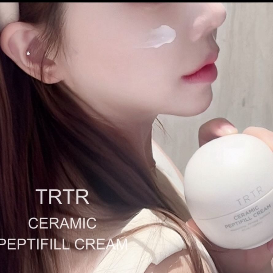 #광고 #AD @tirtir_official 

잠들기전 스킨케어 오늘은  STELLIGHT™ 가 
풍부한 TRTR 제품 과함께 했어요 🤍
추워진 날씨 탓에 건조해진 피부 🥲
이럴때 더욱 안티에이징에 신경쓰게
되는데요, 아기피부로 되돌아가는 시간 ! 
펩타이드를 가득담은 티르티르 ‘도자기펩티필크림’ 은 
 스페인 펩타이드전문 연구기업(LIPOTRUE) 에서 
 ’POPTIDE‘ 와 ’STELLIGHT‘  공수 !
직접사용해본 느낌은 피부에 쫀쫀하게 
밀착되어 고급스러운 광채막 이 느껴져요 이건 정말
티르티르 제품들 장점인거같아요. 아침까지 
깊게 스며든 펩타이드가 건강한 광채와
윤기나는 피부결을 선사해요 ☺️🤍🫶

🔖2024년 1월 11일(목) GS홈쇼핑  런칭에서 만나요✨

@tirtir_official 
@yulyul_j 
#도자기펩티필크림  #티르티르  #티알티알  #슈퍼펩타이드크림  #펩타이드장인크림  #데일리에이 징크림  #도자기피부  #도자기빛크림  #데일리에이징  #별자리라이트닝  #피부시간리턴크림 
#뷰티인플루언서 #릴리앤율 #스킨케어 #kbeauty