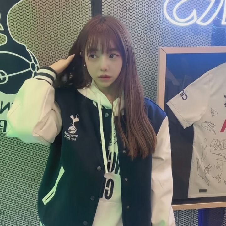 #광고 풋볼스탠다드(Football Standard)’

축구 선수 ‘손흥민님’ 이 소속된 ‘토트넘’을 포함
맨체스터시티, 아스날까지 총 3개 구단의 
라이선스권을 확보! 3개 구단을 복합 
세계최초 편집 매장 ‘풋볼스탠다드
(Football Standard)’ ⚽️

라이프스타일 풋볼을 콘셉트로, 영국 프리미어 
리그를 대표하는 명문 구단
(토트넘 홋스퍼, 맨체스터 시티, 아스널)
아이덴티티를 의류와 
다양한 라이프스타일 상품을 만나보실수 있어요! 
축구팬 분들의 천국!  뿐 아니라 스포츠에 
대한 열정을 가진 다양한 사람들과 함께 소통하고 건강한 
사회를 만드는데 기여하려는 철학이 느껴져요 ✨
풋볼스탠다드 성수 플래그십스토어는 공식 라이선스 
프로덕트를 판매하는 1층 FBS 스토어와 각 구단의 
오피셜 굿즈 판매 및 유럽의 풋볼 클럽들의 
컬처 콘텐츠를 구성해 선보이는 2층 FBS 라운지에서
명문 구단의 굿즈들을 다양하게 만나보실수 있어요 ⚽️🖤

@football_standard
@yulyul_j 
#풋볼스탠다드 #FOOTBALLSTANDARD #아스널 #맨시티 #토트넘 #뚝섬 #서울숲 #릴리앤율 #스포츠웨어 #데이트룩코디 
#성수동데이트 #패션인플루언서 #kbeauty