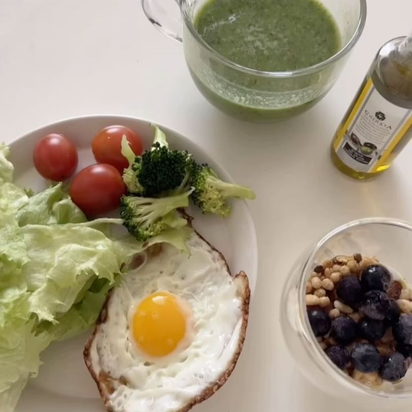 건강하게 식단과 함께 하면 좋은 채소!!

1. 방울토마토🍅
2. 오이🥒
3. 브로콜리🥦
4. 양상추🥬

요거트는 거의 매일 먹는 편인데 가끔 채소도 곁들여서
먹고 싶어서 색깔도 예쁘면 먹을 때도 기분이 좋잖아요☺️

다양하고 건강한 식단 공유같이해요🙋‍♀️