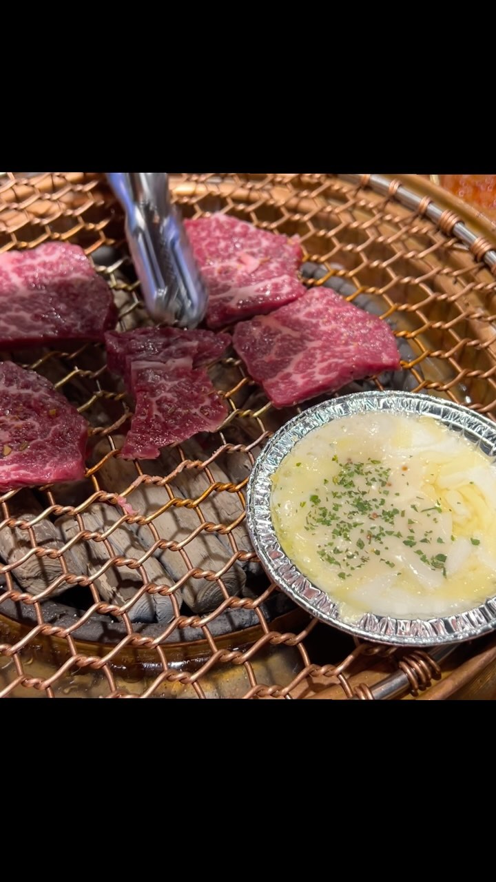 🍴#협찬 #머기마산
#압구정화로구이 #압구정화로구이합성점 

연말을 맞아 남자친구랑 먹은 압구정 화로구이
셀프바에서 다양한 밑반찬을 먹을 수 있고
맛있는 소고기도 저렴하게 먹을 수 있는 곳이에요

연말이라 그런지 사람들이 엄청 많더라고요 ?!
세트메뉴로 주로 드시던데 저는 살치살이 제일 맛있어서
살치살이랑 양념갈비 먹어보고 싶어서 주문했어요
양념갈비도 맛도리니까 추천합니다 ◡̈ 

#창원소고기 #합성동소고기 #합성동소고기맛집 
#합성동데이트 #마산소고기 #합성동맛딥 #마산합성동맛집