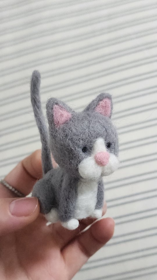 첫 양모펠트인형 성공적🐈‍⬛
어제 제야의 종 기다리면서 만든 남의집 고양이 
나 좀 소질있네

#고양이 #양모펠트 #양모펠트인형 #양모펠트고양이 #니들펠트 #니들펠트고양이