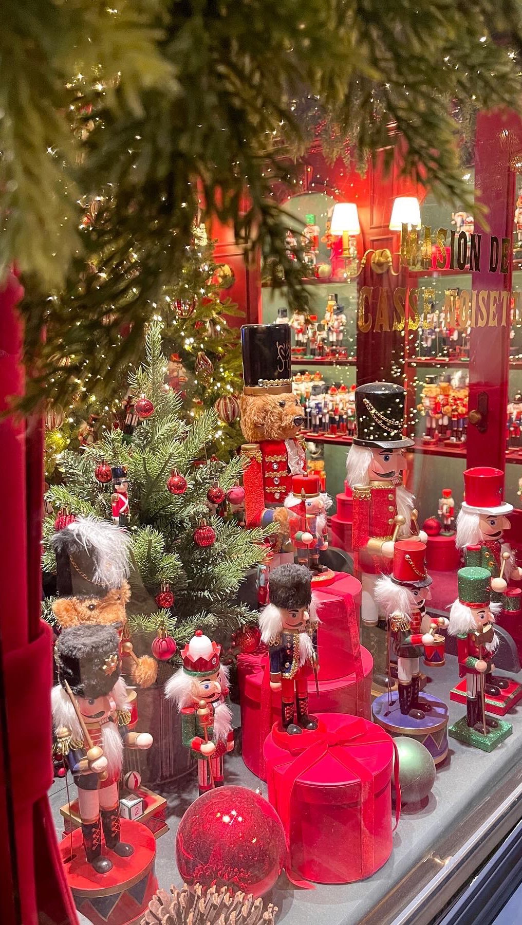 🎄
요즘 가장 핫한 크리스마스트리 명소
더현대 서울 ‘해리의 꿈의 상점’ 🧸

평일 10시 30분부터 현장 웨이팅 가능하니,
SNS나 블로그 검색하셔서 
현장 웨이팅 QR코드 확인하시고 미리예약해 두시는 걸 추천합니다 🫶🏻

즐겁고 행복한 크리스마스 되세요 ❤️