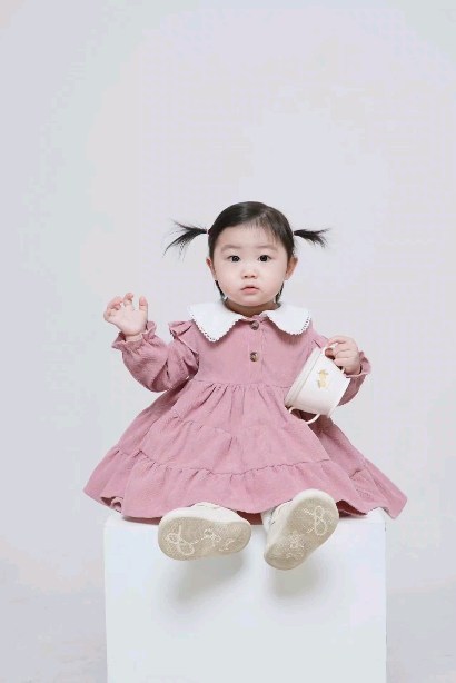 자다 일어나서 간식컵 들고 얼음!!!
포즈도 표정도 잘했다기엔 부족하지만 
딱 요맘때의 너의 모습이 잘 표현된 사진이라 
언제 다시 봐도 추억이 새록새록할 것 같아 마음에 들어🩷
.
.
#500일기념촬영
#에브리스튜디오