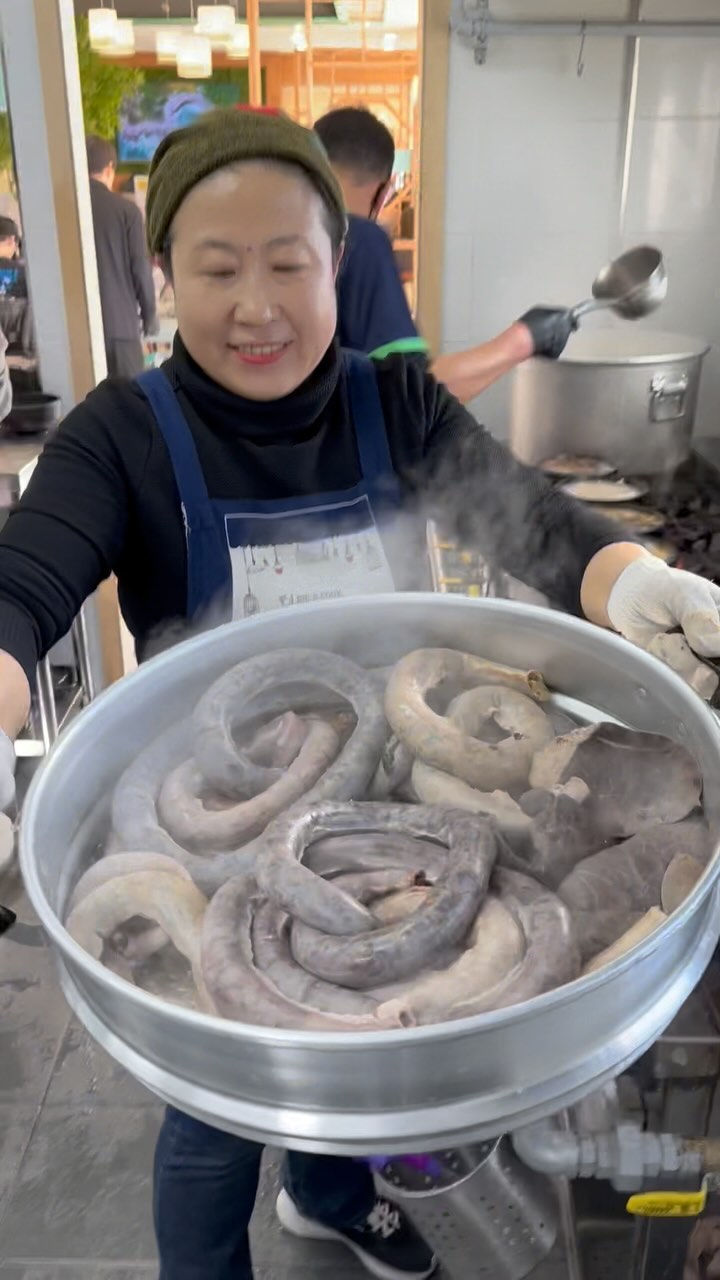 11시부터 웨이팅 서는 
#순대국밥맛집 
곤지암 3대의 수제순대 #신주옥미

경기 광주의 삼국시대 지명인 ’신주‘와 
맛집의 의미’옥미‘가 결합하여 신주옥미라는 
브랜드로  연간 12만명 이상이 방문하는데

곤지암리조트, 화담숲, 골프장등 가까우며

매일 직접만드는 수제 음식은
일반적인 조리품들과는 비교할수 없는 
수제 순대, 수육, 육수의 진수를 느껴보세요 

대한민국 최초 상황버섯 사골육수 순대국과 
남한산성 고사리얼큰순대국 
경상식 직화토렴 돼지국밥 순대국밥 성지
신주옥미에서 국밥은 별미입니다.

1. 30년간 계속해서 개발하여 완성시킨 특허출원 육수 
2. 3대에 이어지는 신주옥미만의 레시피
3. 생두와 한돈4가지 특수부위를 매일 삶아서 내는 수육 
4. 매일 직접 담그는 최고의 겉절이와 깎두기

천안 병천순대, 용인 백암순대, 속초 아바이순대 등과 같은 
경기도 광주의 대표 음식이라 할수있네요.

🎈신주옥미
경기 광주시 곤지암읍 곤지암천로 298 1층

#먹쩡_경기도

#광주맛집 #곤지암맛집 #곤지암리조트맛집 
#화담숲맛집 #신주미옥 #순대국밥
#돼지국밥 #수제순대맛집  #경기도맛집
#곤지암스키장맛집 #중부cc맛집
#남촌골프클럽맛집 #그린힐cc맛집
#초월읍맛집 #경기광주맛집