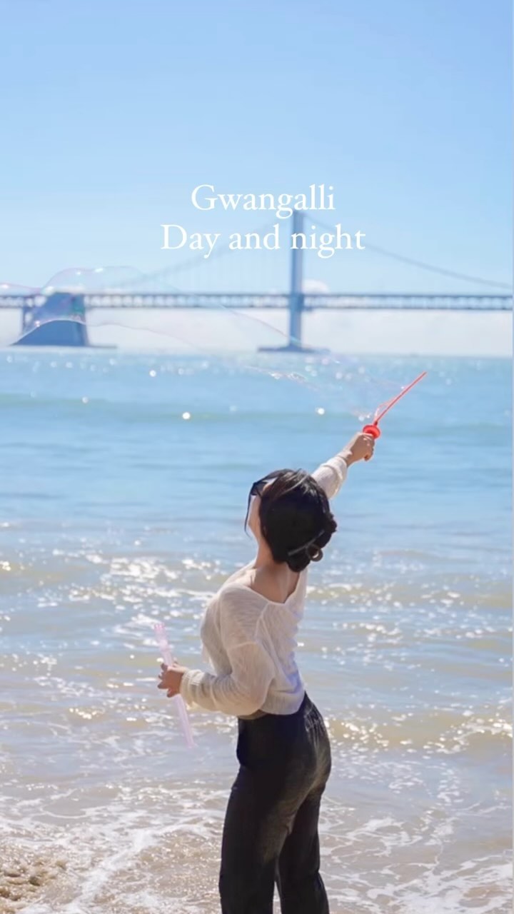 🌊광안리의 낮과 밤 Day and Night

12시간동안 광안리 풀코스 즐기고왔어요🫶
🌞 낮에는 뜨거운 햇볕아래에서
물놀이와 패들보드를 즐겨보세요🏄‍♀️
🌜밤에는 팔도통닭에서 치맥 먹어주고~
광안리 드론쇼 감상하기🤖

해지는 저녁 핑크빛으로 물든 광안리가 너무 예쁜🥹
하루종일 놀아도 질리지 않는다구!!💙

📌 광안리 라이트드론쇼
매주 토요일, 2회공연(20시, 22시)

#광안리 #광안리드론쇼 #광안리맛집 #광안리해수욕장 #gwangalli #gwangallibeach #🏖️