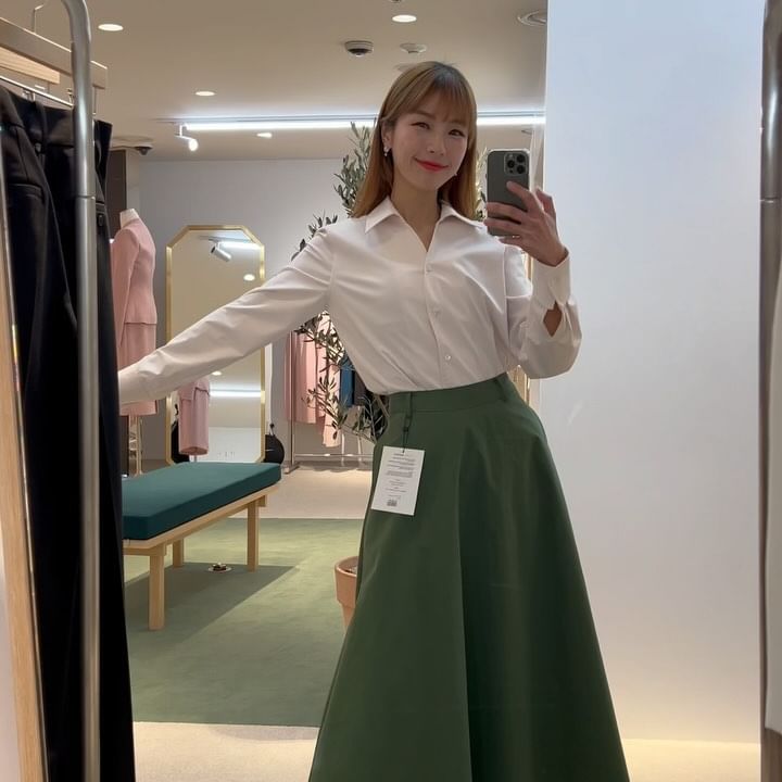 센트럴 시티 1층에서 진행되는 
으네 @eune_kr 팝업에서
미리 준비해 본 봄룩!!!🌼

정장은 편하지 않다는 편견을 버리게 해준 브랜드.
편하고 예쁜 으네❤️

전 헵번 스커트&툭빼를 pick!
(여기에 벨트에 데일리 니트까지
업어온 건 안 비밀!😍)

여러분의 Pick은 뭘까요?☺️

#실물으네 #센트럴으네 #데일리룩 #dailylook #30대여자코디 #출근룩 #정장룩 #정장코디 #데이트룩 #모임룩 #하객룩 #하객룩원피스 #봄출근룩 #봄코디 #옷스타그램 #으네드레스 #으네드레이프원피스 #툭빼셔츠 #위드위트가디건 #와이드슬랙스 #스커트코디