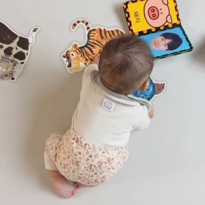조금만 더 하면 앞으로 기어갈 수 있겠다!!
누가 알려주는 것도 아닌데 새로운거 하나씩 해내는거 보면
너무 신기하고 기특한 엄마😁 오늘도 응원할게🩵
.
.
.
#5개월아기#토끼띠아기#166일#기어가기#육아일상#육아일기