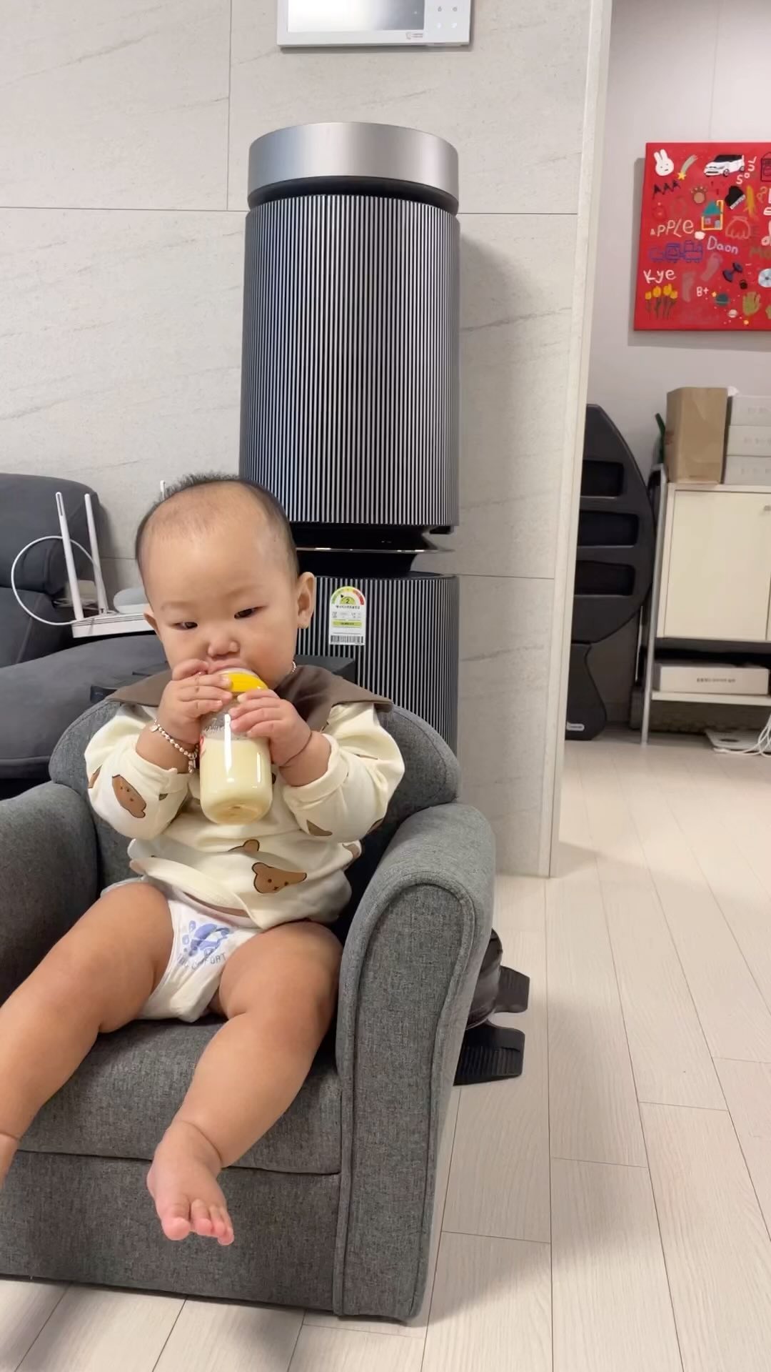 D+327
태어나 처음 보내고있는 2023년 겨울
지금처럼 앞으로도 쭈우욱 아프지 말고 행복하게 보내자
엄마 아빠가 많이많이 사랑해👶🏻❤️

#딸맘 #딸맘소통 #아기육아 #육아정보 #아기브이로그 #아기방꾸미기 #아기스타그램 #아기이유식 #아기놀이 #아기떡뻥 #과자먹방
