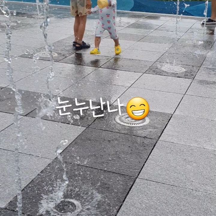 🎀 2023.07.06 (D+666)
인생 21개월 차에 바닥분수의 맛을 봐버렸네요😁 저번에 삼성현 역사공원에서는 물줄기가 너무 쎄서 겁내했었는데 그새 많이컸네요😎

집 근처에 바닥분수가 있어서 하원하고 5시쯤 도착해서 알차게 놀다 왔어요💕 물줄기도 딱 적당하고 하원하고 가니 대략 열 명에서 스무 명 정도 있었어요~ 바로 옆에 화장실이랑 수돗가도 깨끗하게 관리되고 있어서 너무 추천해요~👍🏻👍🏻

 Tip.네비에 '불로천'🙅🏻‍♀️보다는 '영주생고기' 🙆🏻‍♀️찍고가면 주차장 찾기 편해요

#바닥분수 #불로천 #21개월아기 #성장기록 #육아기록 #육아일기 #육아소통 #육아선팔맞팔 #좋반 #좋아요반사 #육아맞팔 #맞팔은댓글 #여행기록 #삼성현역사문화공원 #유아놀이터 #대구근교 #물놀이 #무료물놀이 #그늘놀이터 #여름놀이 #호캉스 #아이들과가기좋은곳 #아이랑물놀이 #육아소통그램 #육아맘스타그램 #육아팁공유 #육아일상공유 #육아맞팔