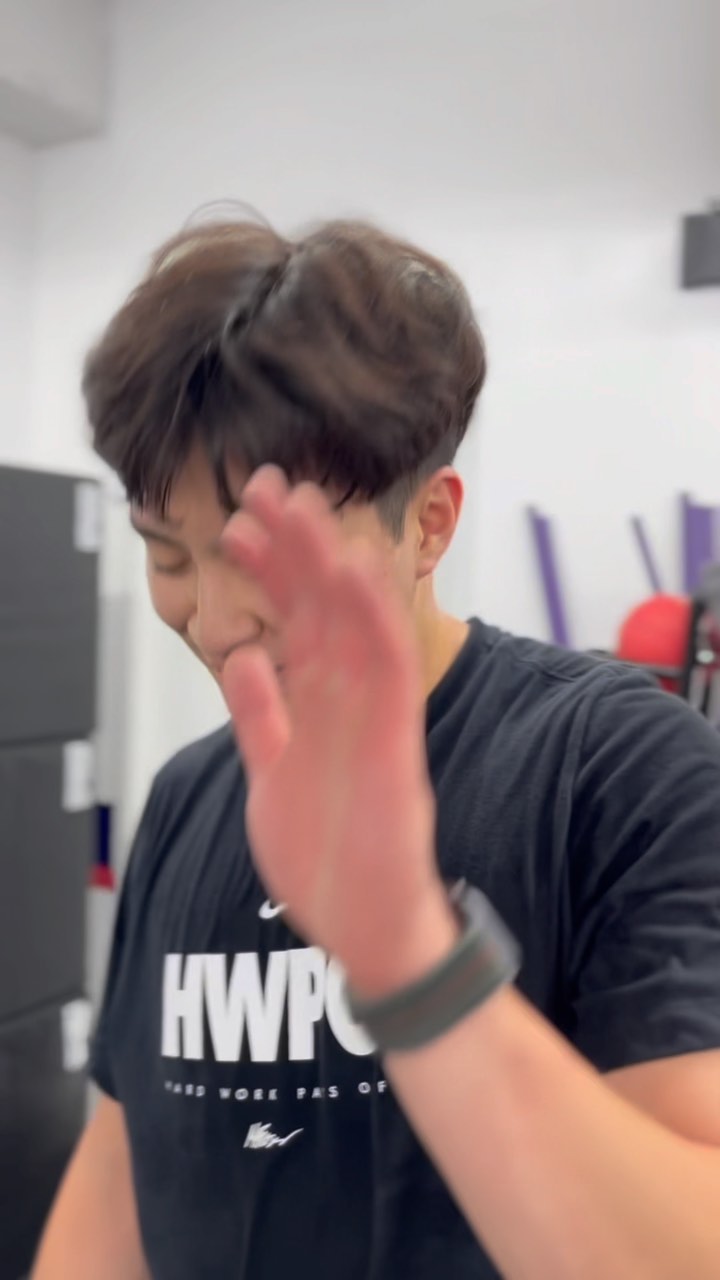 힘들어도 코치님의 카메라가 오면 힘이난다.. 힘들어도 쉴 수가 없다.. ㅋㅋㅋㅋ💪🏼🔥 늘 열정이 넘치는 프사오 신사❤️