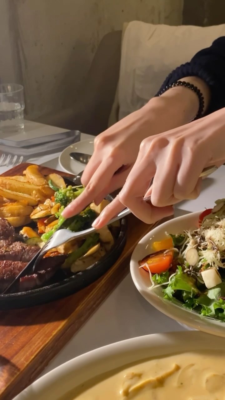 #협찬 너 에이엠 알아?

대구 월성동에 분위기 맛집이라 소문난 에이엠 가보았다
입구부터 심상치않다. 맛도리의 냄새가 난다

나는 2인 스테이크 세트 (하우스샐러드+ 스파이시 새우 파스타 + 숙성등심스테이크 + 상그리아) 주문

음식이 나오기 전 식전빵이 나온다
인테리어 구경하다보면 음식도 나온다

가격은 착한데 퀄리티는 높다
데이트장소로 합격. 실제로 커플석 많았음🦦

여기 브런치도 맛도리리고 하던데 
다음에는 낮에 가봐야지:)

🏠 주소: 대구 달서구 상원로 163 (3층)
☎️ 053-642-3100

#신월성맛집월성동맛집 #상인역맛집대구브런치달서구맛집대구월성맛집

#신월성맛집 #월성동맛집 #상인역맛집 #대구브런치 #달서구맛집 #대구월성맛집 #에이엠