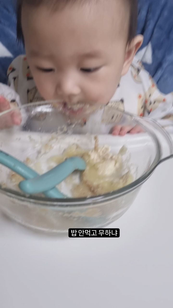 #
내새끼 #중기이유식 중인데
닭고기 알러지가 맞는듯
계속 먹여봐야되나
한달이나 이주뒤에 다시 먹여야되나
하...소고기는 맛없다고 안물라시는 분인데
고기를 뭐를...아.....애미는 속상
애미도 못먹는 무항생제 한우를
너는 먹기싫어 버리다니
이쫘식 음식 귀한줄 모르는군먼

#8개월아기 #8개월아들 #8개월