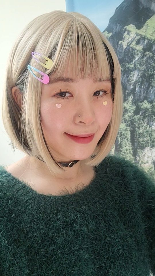 궁금해하지 말아요.잘 살고 있어요.하지만 말할게 있어요.
 미치지 않았어요.영상 속에서 다른 사람들과 소통해요. 행복은 내 안에 있어요. 전 여러분과 함께 있어요.늘 행복하길 바라요. -여러분의 🌹라비앙로즈로부터