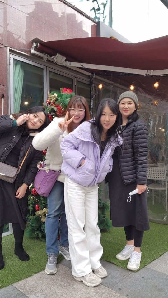 사진인줄 알았지?🤣🤣
제일 언니가 제일 장꾸~😁✌️

부산사람이지만 부산지리모르는 날위해
계속 지도를 투척해서 보네주구
모임 장소도 직장에서 가까운 
서면으로 바꿔서 기다려준 이삐들💕

@jiyu.0324
@hyelim_koag 
@100_writer 

울 예비맘이 먹고싶었던 이재모피자는
비록 못먹어서 슬프지만...😢
#서면3found #버섯갈릭리조또 맛있었당💕

우리 담에 또가장~~🩷
담엔 나도 부산 맛집 검색해놔야지🔥🔥

주말동안 행복충전 완료! 체력 충전도 완료!
이번주도 다들 행복하게 달려봐요😆💕💕
#행복해져라 #이얍