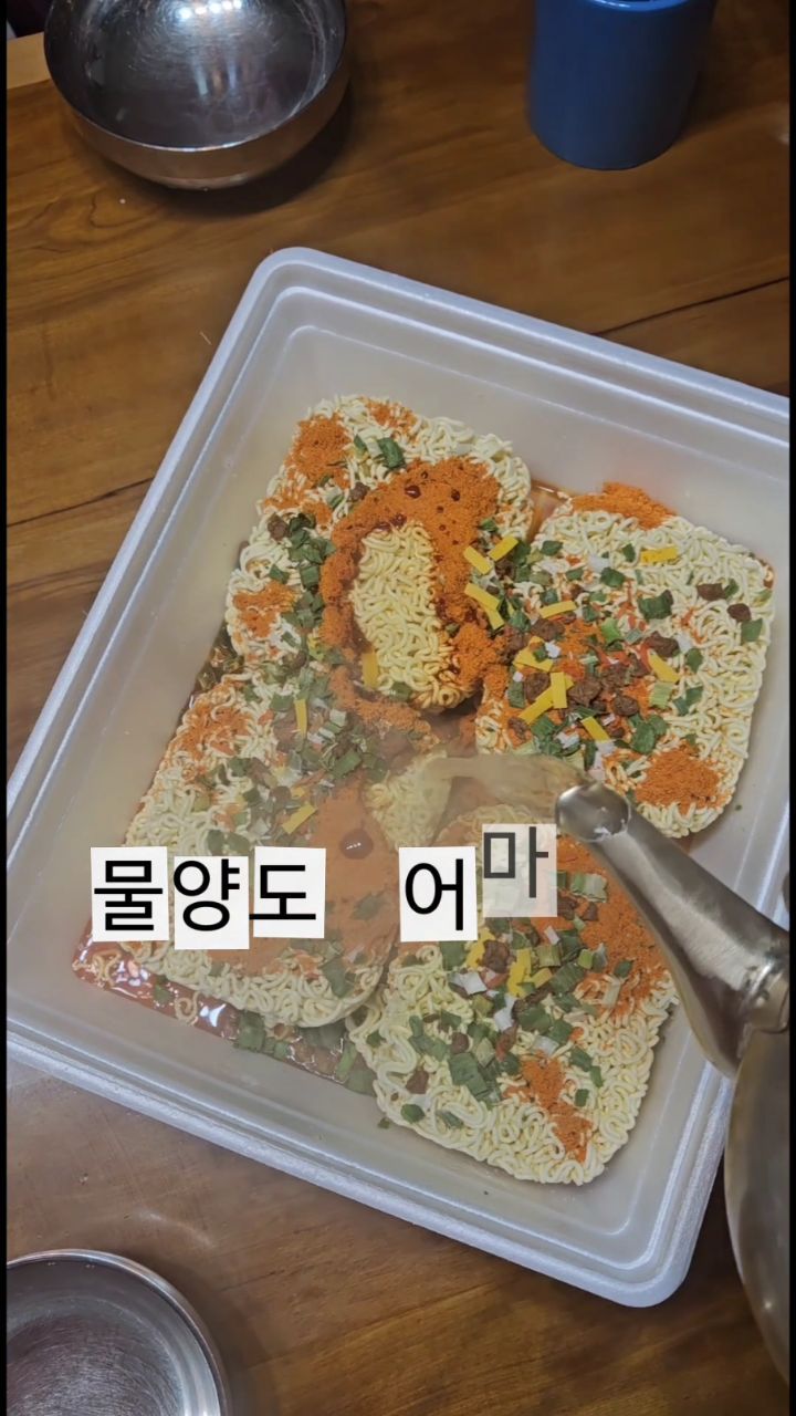 안먹고 올캐가 쟁여둔
그 핫한 초초 초대형 점보도시락 라면 드디어 먹어봄

#옛날맛그대로 
#점보도시락
#추억의맛
#한정판
#올캐사랑해
#올캐의올캐언니도감사해요
#점보도시락2탄공간춘도먹어보고싶다
#먹스타그램