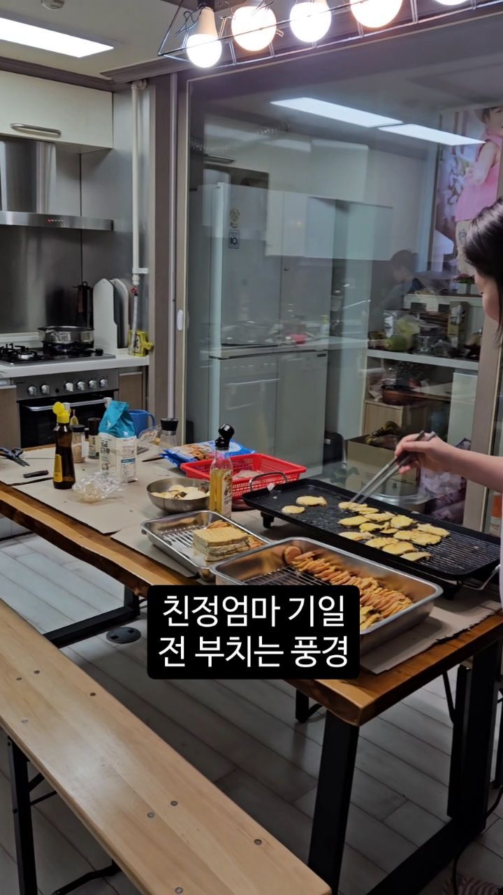 친정엄마 기일!
삼남매 가족이 모두 모였다. 
전 부치는 풍경

#함께할때더빛나는우리가족
#엄마의대한그리움
#친정에감사함
#친정은사랑입니다
#엄마기일
#일상기록