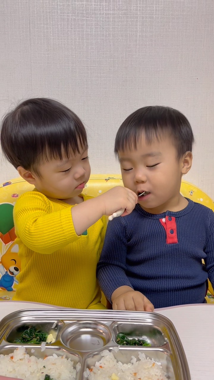 먹방요정🫶🏻🫶🏻

.
,

#둥이네 #평생친구❤️