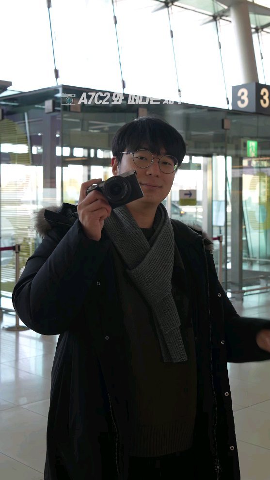 #광고 X @sonykorea
원핸드 컴팩트 풀프레임 미러리스 A7C2

여행할때 한 손으로 가볍게 드는 풀프레임 SONY A7C2 📸
무게도 성능도 포기할 수 없다면 주목!
.
제주에서 여러가지 기능들을 영상에 담아봤는데요
3300만화소와 최대7스탑 내장바디 5축 광학식 손 떨방이라니!!
.
항상 무게와 씨름하는 여행 콘텐츠 크리에이터로써 
가벼운 A7c2는 참을 수 없죠
.
S-Log와 S-cinetone은 영상으로도 나만의 색감을 입혀 좋더라구요
.
소니 하면 AF 끝판왕이라고 생각하는데 수많은 유채꽃사이에서도 바로바로 찾아내는 초점이 장난아니네요
.
 전작과 달리 메뉴창도 풀터치 방식에 스위블은 기본탑재, 소프트스킨과 4:2:2 10bit 영상까지 초격차 클라쓰가 제대로 느껴지는 바디였습니다
입문부터 프로 모두 만족할 수 있는 전천후 📷 A7C2!! 추천해요!!

✔️ 대부분의 영상은 A7C2로 촬영되었습니다

#대한민국구석구석 #겨울한숨 #제주도 #서귀포 #그랜드조선 #올레시장 #휴애리 #소니이미지갤러리 #slog #scinetone  #a7c2 #소니카메라 #초격차 #여행에미치다 #여행일기 #풀프레임카메라 #aiaf #카메라추천