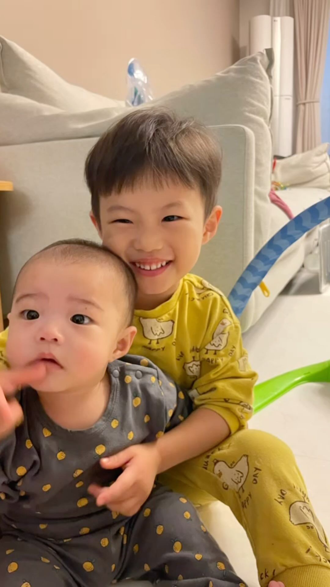 둘찌가 신생아일때는 
남자애 둘 어떻게 키우나 그저 막연했고 ,
하루는 나 정말 못할거같다고 
어린애마냥 엉엉 울면서 남편에게 전화도 하고 그랬는데 
육아가 단순히 딱 두배로 힘든것도 아니고 그 배의배였는데 

그 눈앞이 깜깜한 시기가 조금씩 지나가고 있는것 같다 
둘다 조금씩 커가면서 서로 말은 안통하면서도 
같이 웃고하는 모습보면 
육아노동의 모든 힘듬을 보상받는 느낌. (◕‿◕✿)

#둘낳길잘했다 ♡
나에게 토끼같은 자식들 둘을 
허락해주심에 #감사또감사 ♡
⠀⠀⠀⠀⠀⠀⠀⠀⠀ 

근데 엄마 저~기
#여행좀다녀올게 
#그럼더행복할것같아 
#더힘낼수있겠어 

⠀⠀⠀⠀⠀⠀⠀⠀⠀ 

⠀⠀⠀⠀⠀⠀⠀⠀⠀ 

⠀⠀⠀⠀⠀⠀⠀⠀⠀ 

⠀⠀⠀⠀⠀⠀⠀⠀⠀ 

⠀⠀⠀⠀⠀⠀⠀⠀⠀ 

#2023년12월 #감사함으로 #마무리하기 #아들둘맘 #우리아들들 #엄마가많이사랑해
