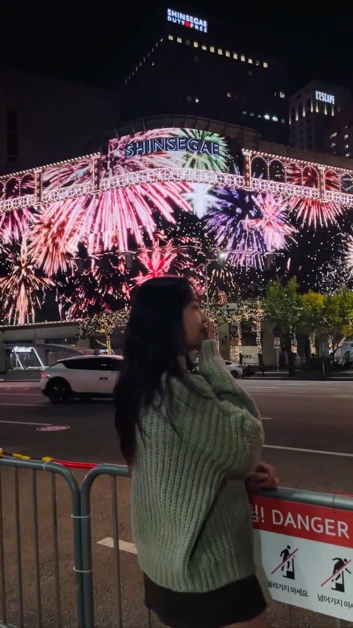 ❗️실시간 너무 예쁜 명동신세계백화점

작년부터 핫했던 미디어파사드📽️
올해도 어김없이 사진찍기 좋아요!

차가 지나다니는 길가라
신호타이밍에 맞춰서
한적해질때를 노리면 훨씬 예뻐요💓

스크린이 이번에 리뉴얼되어서인지
중간중간 영상이 끊기는듯한(?)
그래도 작년보다 더욱 생동감 있어보여요.

사람이 더 많아지기 전에
얼른들 다녀들오세요💨

✔️ 명동 신세계백화점 본점
🗓️ 점등기간 : 23.11.09 ~ 24.01.31
🕡 점등시간 : 17:30 ~ 22:00 
📸 회현지하쇼핑센터 1번출구
 (포토존공간이 넓게 있어 찍기 좋았어요:p)
🌟 마감시간대에는 사람이 없어서 왕창 찍기 가능
🚓 도로가이기 때문에 안전에 유의해서 촬영

🔖
얼굴은 어둡지만 좀 더 분위기 있는
영상을 남기고 싶다면 팁🩶
초점을 미디어파사드에 맞춘뒤
밝기를 낮춰서 촬영해보세요!

내 얼굴은 흐릿해질지언정
깔꼼한 화질의 미디어파사드와
감동하고 있는 나를 함께 남길수 있어요:)

#신세계백화점본점 #신세계본점 #명동신세계 #신세계명동 #명동거리 #크리스마스미디어파사드 #신세계명동점 #신세계본점크리스마스 #명동신세계백화점