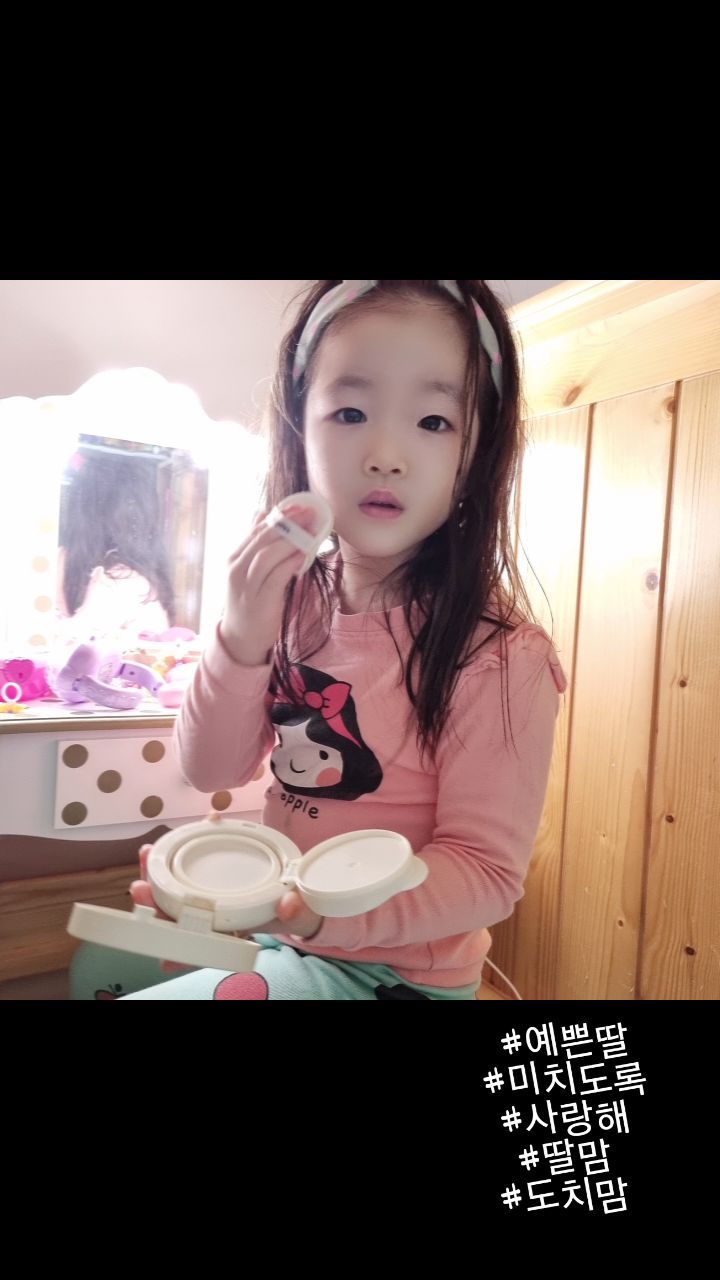 우리 주아~♡
왤케이쁘지?ㅋ
돌 스냅사진이랑 똑같은 얼굴인데 자랄수록 여성스러움이 묻어난다고 할까? 
너때문에 행복하고 너때문에 산다~
지금 내머리속 지분율 윤주아가 99%야~♡♡♡♡

#사랑해 #딸맘 #도치맘 #딸스타그램 #5살 #5살딸