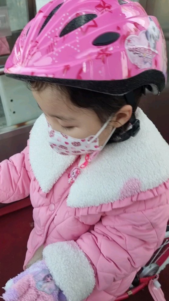 자전거 잘탈수 있다고 큰소리치더니
다리에 힘좀 생겼는지 잘타네😍
타자마자 두발자전거 이야기하는데😏
콩순이가 아빠랑 자전거타는 연습하는거보더니
따라하고 싶은듯 하네유😘

#백송이#6살#핑크홀릭#핑크자전거#핑크#시크릿쥬쥬자전거