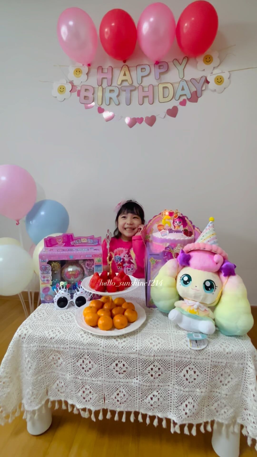며칠 앞당겨서 해준 꼬맹이 
#여섯살생일파티 에요🎂❤️
원하던 신상 #티니핑 장난감과 #포실핑 인형을 얻어서 
무지무지 신났던 꼬맹이 ㅎㅎ 

꼬맹이 사진 찍을 때, 자연스럽게 웃으라고 ㅋㅋ 
돌잔치 이후(?) 처음으로 아빠가 재롱을 부렸답니다🤷🏻‍♀️ㅋㅋ

덕분에 싱글벙글 웃는 사진으로 기록됐네요😊

온 세상이 반짝이던 예쁜 12월에 , 
선물처럼 태어나준 꼬맹이 ! 
앞으로도 건강하고 즐겁게 자라주길 🙏❤️

그리고 🥹 내년엔 티니핑 꼭!!! 졸업하자!!!!!! 

#슈가베리팩트 #새콤달콤캐치티니핑 #포실핑 #슈가베리팩트케이크 #뚜레쥬르티니핑케이크 #티니핑파티 #여섯살생일 #홈생일파티 #여섯살딸 #예쁜딸 #아이랑홈파티 #파산핑🤦🏻‍♀️
