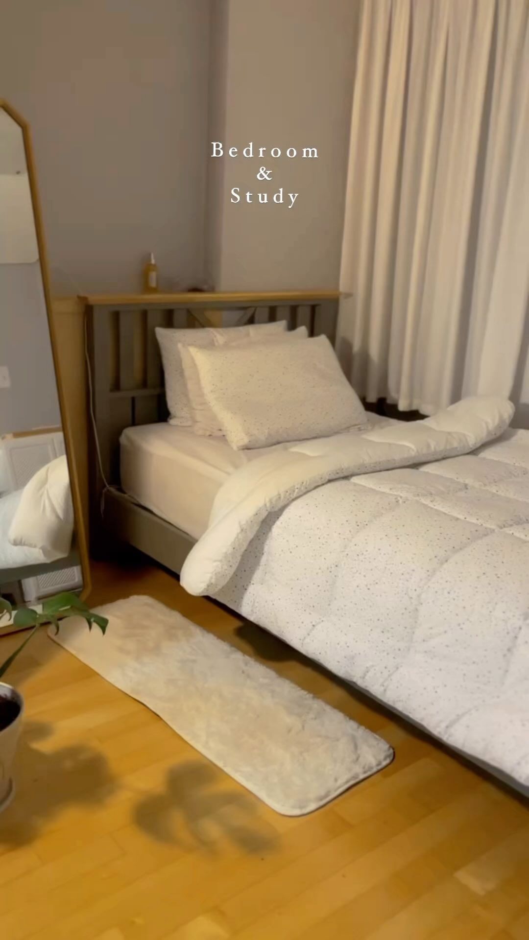 집에 공부하기 좋게 세팅을 해 놨지만 쉴 수 있는 세팅도 많이 되어있는것이 함정이에요 ㅎㅎ

일단 꽃관리를 못하고, 과목이 많아서 책상 테이블 스탠딩 구간으로 정해놓고 하려는데 중간중간 침대와 쇼파가 절 잡습니다😂😂 

그래도 이렇게 바빠지기 전까지는 옷은 서랍에 두고 설거지도 하고 청소기도 돌리고 쓰레기도 버리는 사람이었는데… 지금은 집에서만 있으면서도 정신이 없어서 아무것도 못 하고 있어요ㅠㅠ

바쁜시기가 언넝 끝나서 이쁘게 사는 모습 보여드리고 싶어요💕

#청소스타그램 #홈스타그램 #오늘의집 #원룸꾸미기소품 #원룸꾸미기팁 #homedecoration