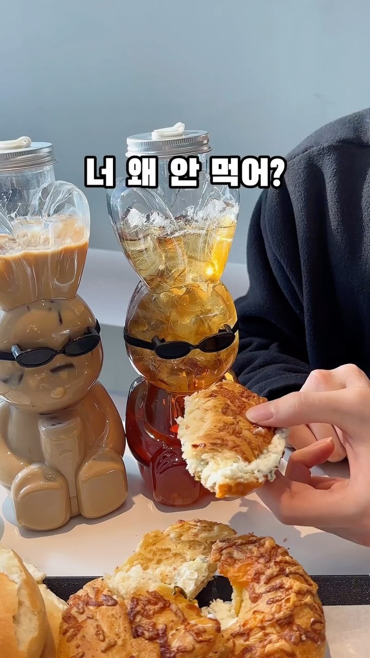 와 여기 베이글 미쳤는데? #협찬
폭신 쫄깃한데 속은 또 부들부들〰️
디저트39 닉값 쩐다,,

담백하고 부드러운 플레인 베이글은
부드럽고 깔끔한 플레인 크림치즈와 찰떡
크림치즈가 진심 쫀~쫀하고 존맛임!!

쫄깃하고 고소한 치즈베이글은
치즈와 할라피뇨가 들어가
향긋하고 진한 풍미의 대파 크림치즈와
만나면 피자빵 재질!🍕

다양한 베이글과 크림치즈 구성으로
나만의 조합으로 커스텀 해 먹을 수 있고
생각보다 든든해서 식사 대용으로 댕꿀!

일부 메뉴에 한해 단품보다 세트 메뉴가
더 저렴한 경우가 있으니 확인하고 주문💗

달콤한 크로칸슈에
위험한 토끼 일당까지 챙겨서
집으로 가면 딱!!
초고용량이라 하마들 아무리
쫩쫩해도 남아있음👍

ㅡ
▪️디저트39 등촌역점 @dessert39_official 
▪️영업시간 : 10:00~22:30
▪️서울 강서구 공항대로 531 한울별리움 105호
ㅡ

#디저트39 #dessert39 #베이글맛집 #베이글샌드위치 #디저트39베이글 #위험한토끼 #등촌역맛집 #등촌역카페 #강서구카페 #디저트카페 #등촌동맛집 #등촌동카페 #카페스타그램 #카페탐방 #카페추천 #디저트투어 #디저트맛집 #카페그램 #카페디저트 #릴스 #먹부림 #먹팔