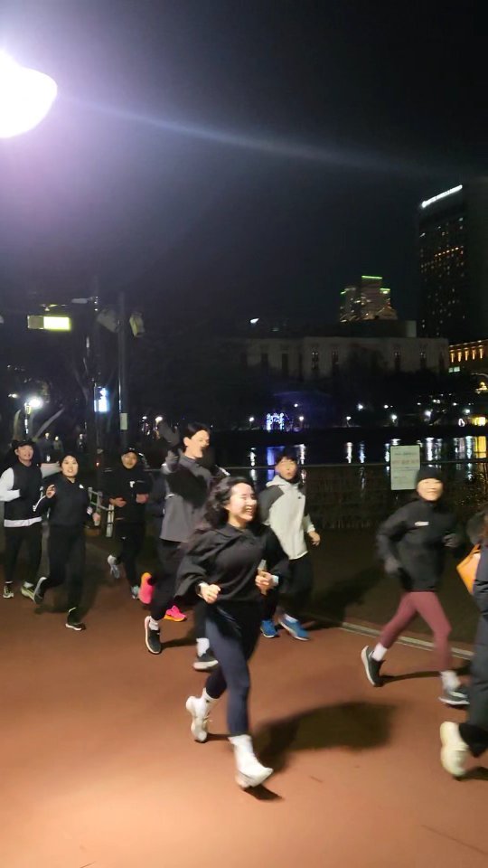 여행 후 퇴근 후 달리기 =컨디션 좋고👍

저번주에 달리기가 넘넘 하고싶었다구요🤣🤣🤣

여행을 다녀오고나서 추위를 잊어버렸다
겨울바람이 넘 시원하고 상쾌하고 개운하고 다 좋아💕

크루 친구들이 잘 달리니
나도 멈추지 않고 열심히 달리게 되니 더 좋아❤️
.
.
🐘 @kokkiri_running_crew

#ㅋRC #코크루 #코끼리러닝크루 

#러닝 #달리기 #달리기그램 #런닝 #러닝크루 #런스타그램 #러닝스타그램 #운동 #운동기록 #잠실러닝 #러닝크루 #석촌호수러닝 #삼성헬스