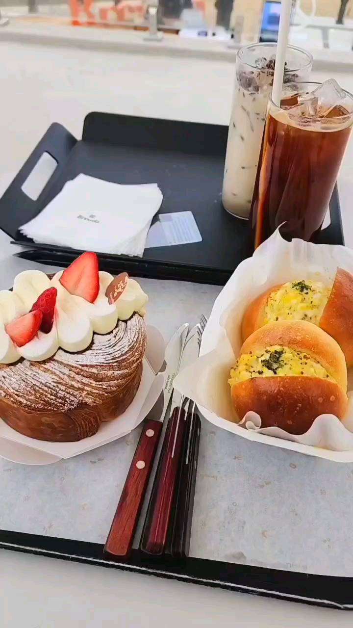 #뿡빵그램 #빵맛집 #뷰맛집 #미리보기
다음 피드로 최근에 다녀온 예쁜 카페를 소개하려고 해요🫶🏻🫶🏻
추울 때 다녀와서 뷰가 조금은 추워보이긴 하지만 그래도 넘 예쁜 곳이였어요꒰◍︎⍢︎◍︎꒱۶
빵순이가 인정하는 빵맛집이기도 했답니다:)