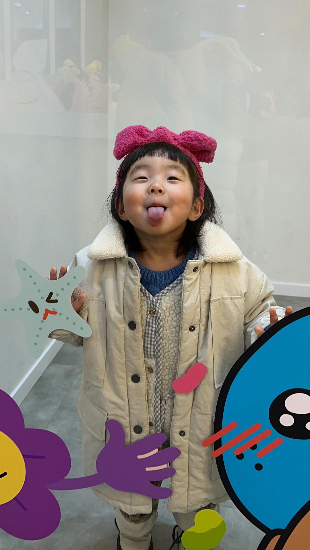+811
행복했던 둘만의 데이트🐬
열한시공연 보겟다고 부랴부랴 갔는데도 이미 사람미어터지고ㅎ
구경 다하고 뭐먹지 하다가 맞은편 괜찮아보이는 밥집 들어감.
마지막 웨이팅시작 전 운좋게 착석! 우리유나 짜증한번안내고 너무 의젓하게 앉아 엄마랑 이런저런 얘기하면서 본인 밥 다드심ㅠ🫶🏻
다먹꼬 기분좋게 가보고싶었던 #장생포웰리키즈랜드 로! 
여기도 웨이팅!ㅎ
바로 옆 사진부스 있어서 우리 안경최애유나님은 안경고르기에 푹빠셔 시간가는줄 모르고 사진찍기놀이함ㅋ ( 다놀고 집가기전에도 다시 들려 손에서 놓치못한 토끼안경…ㅎ 쿠팡 뒤져볼게…..ㅎ)

각 층마다 테마가 달라서 오르락내리락!
주말이라 사람이 많아 좀 기다리긴 했찌만 아주 잘 놀다옴!
1층은 36개월까지만 이용이 가능한데
그냥 이 키즈카페는 큰 애들보다는 딱 저 개월수 까지가 놀기 좋은듯!
집오는길 차에 태우면서부터 잠드신 유나는 오는내내 꿀잠잤다는..
_
#너와의시간#너무소중해#다음주엔#어디갈래