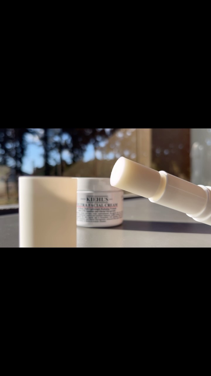 #제품협찬 @kiehlskorea ✨

올 한해도 키엘프렌즈로 키엘과 함께 하는데요☺️
키엘 울트라 훼이셜크림은 
제가 프렌즈 활동 전부터 
오~~랜 기간 사용하고 있는 제품으로 
이젠 말하기도 입아픈 그런 넘버 원 제품!
특히나 4.0 세대로 업그레이드 되면서 
제품력은 더~~ 좋아졌어요 ! 
역시 14년 연속 대한민국 No.1자리를 지키고 
있는 이유있는 국민 수분크림🧴

+++
그리고 제가 더더 추천하고 싶은 제품이 있는데,
바로 울트라 훼이셜 베리어 스틱밤인데요!
울트라 훼이셜 크림 제품이 스틱밤으로 
올 해 신제품으로 출시됐어요!
저도 진짜 다양한 스틱밤을 사용해봤는데 
키엘 수분밤은 베이스자체가 수분타입으로 
언제 어디서나 간편하게 수분보충템✨
발림성은 물론 끈적임없이 쓱 발라주기 좋기에 
메이크업 제품과 사용해도 되니 정말 만족도 높을거에요:)
스윽- 발라주는 것 만으로도 
피부 장벽 강화 5배 강화해주면서 
지속적으로 사용시 1.56배 더 탄탄하게 개선! 
스틱밤으로 언제 어디서나 수분 충전하세요☁️🩵
_
#멀티밤 #키엘 #키엘수분크림스틱밤 #울트라훼이셜크림 #울트라훼이셜크림4세대 #겨울피부관리 #수분케어 #수분충전