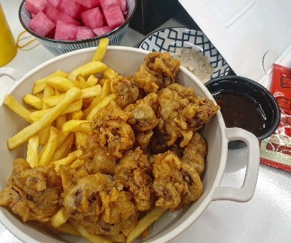 다들 축구본다고 #치킨 드실거같아요~저도 최근에 
먹은#떡볶이#야식 올려보아요 #노랑통닭#최애 💛