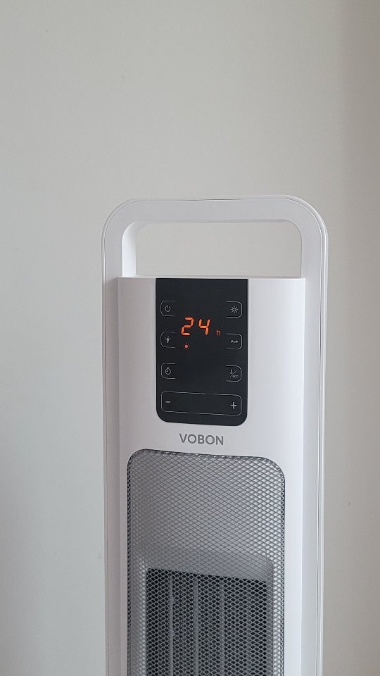 #협찬 @vobon.korea 

추운 겨울이 찾아왔습니다!❄️☃️
따뜻한 집안은 우리 모두가 바라는 것이죠. 
하지만 전기요금 때문에 고민하시는 분들도 많아요.😔

그래서 오늘은 저의 집에서 사용해본
 보본 가정용 온풍기를 소개해드리려고해요!🔥

보본 가정용 온풍기는 소형이라서 이동이 용이하고, 
15도에서 35도까지 다양한 온도 조절 기능으로
사용자의 편의성을 높여줍니다.👍🏻

저희집에서도 보본 가정용 온풍기를 사용하고 있는데,
 따뜻한 공기가 집안을 가득 채우면서도
 전기요금이 크게 오르지 않아서 너무 만족스럽답니다.😍

추운 겨울, 보본 가정용 온풍기로 
집안을 따뜻하게 만들어보시는 건 어떨까요?🔥🏠

#보본가정용온풍기 #겨울난방 #집안따뜻하게 #피닉스전자
#온풍기 #전기온풍기 #가정용온풍기 #온풍기추천 #히터 #전기난로 #전기히터 #난방 #발난로 #난방기 #겨울난방 #히터추천 #PCT히터 #리모턴히터