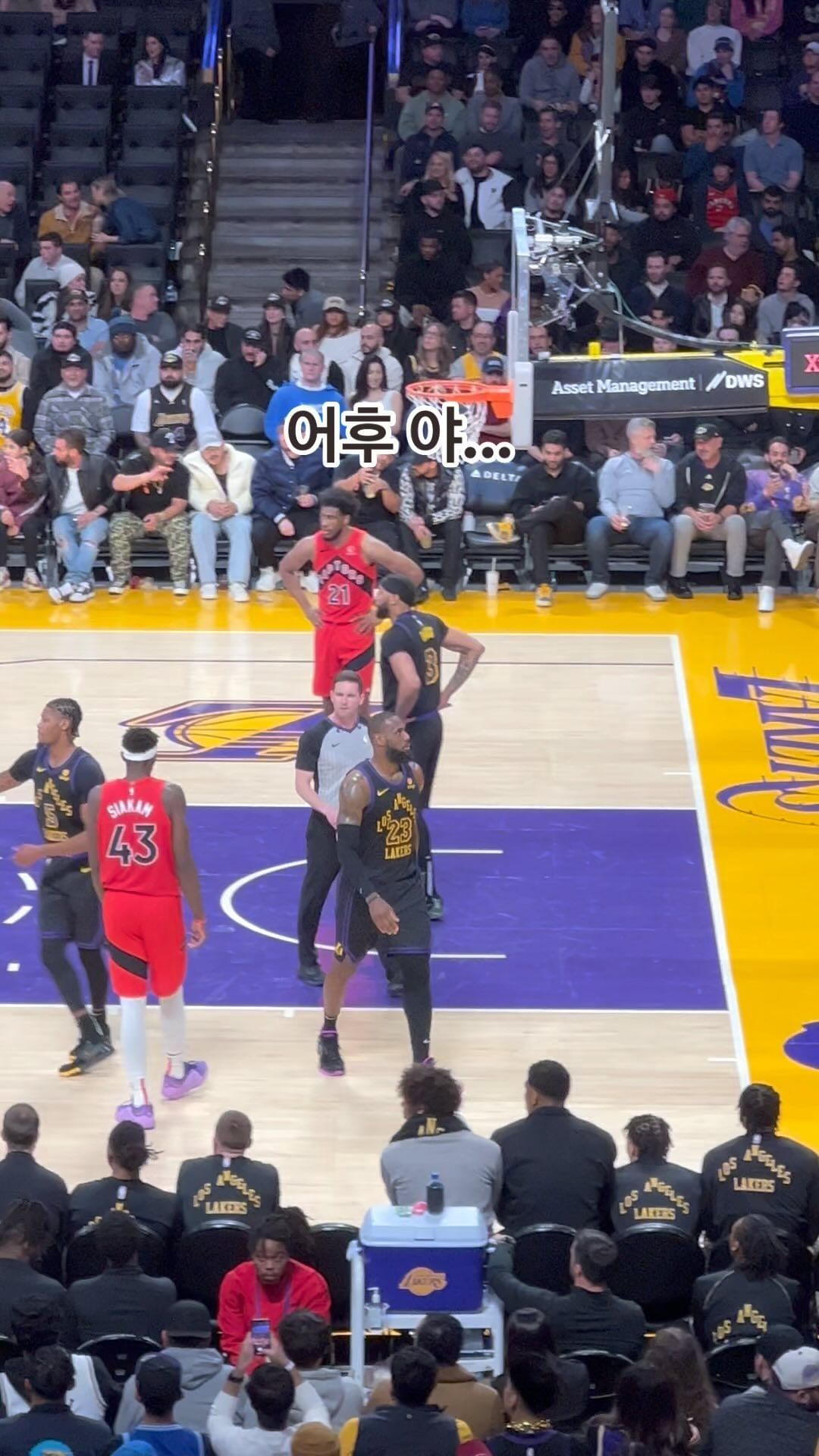 특히 스포츠에선 서열문화 이런거 흔하고 당연한 거라는데
그래두 벌떡 일어나는 저 어린 친구의 뒷모습이 좀 짠했다는게 내 맴🥺 미국도 선배님은 짤 없다ㅎㅎ 

#lalakers #nba #jayfamvibe #🏀 #lebronjames