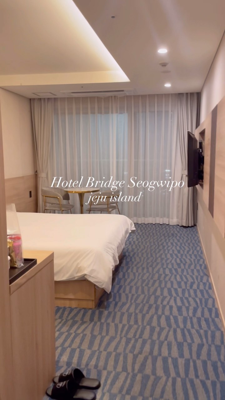 済州1日目で泊まらせていただいたホテル✨

🍊Hotel Bridge Seogwipo

朝のオーシャンビューと美味しい朝食が印象的なホテルでした！！

ここは韓国観光公社品質認証を受けたホテルで
これに認定されると高いクオリティの施設と素敵なサービスの提供を保証されたという意味です

初めての韓国旅行で不安な方や、安心なサービスを受けたいという方におすすめです！

韓国観光公社品質認証を受けたリストは
韓国韓国公社のホームページから確認できるので是非チェックしてみてください⭐️
@koreaquality_kq 

🍊 ホテルブリッジ西帰浦 / Hotel Bridge Seogwipo
@hotel_bridge_seogwipo 
📍 제주특별자치도 서귀포시 태평로 436
제주특별자치도 서귀포시 태평로 436

#韓旅おすすめ #韓旅サポーターズ11期
@kto.kantabi
#HotelBridgeSeogwipo #호텔브릿지서귀포