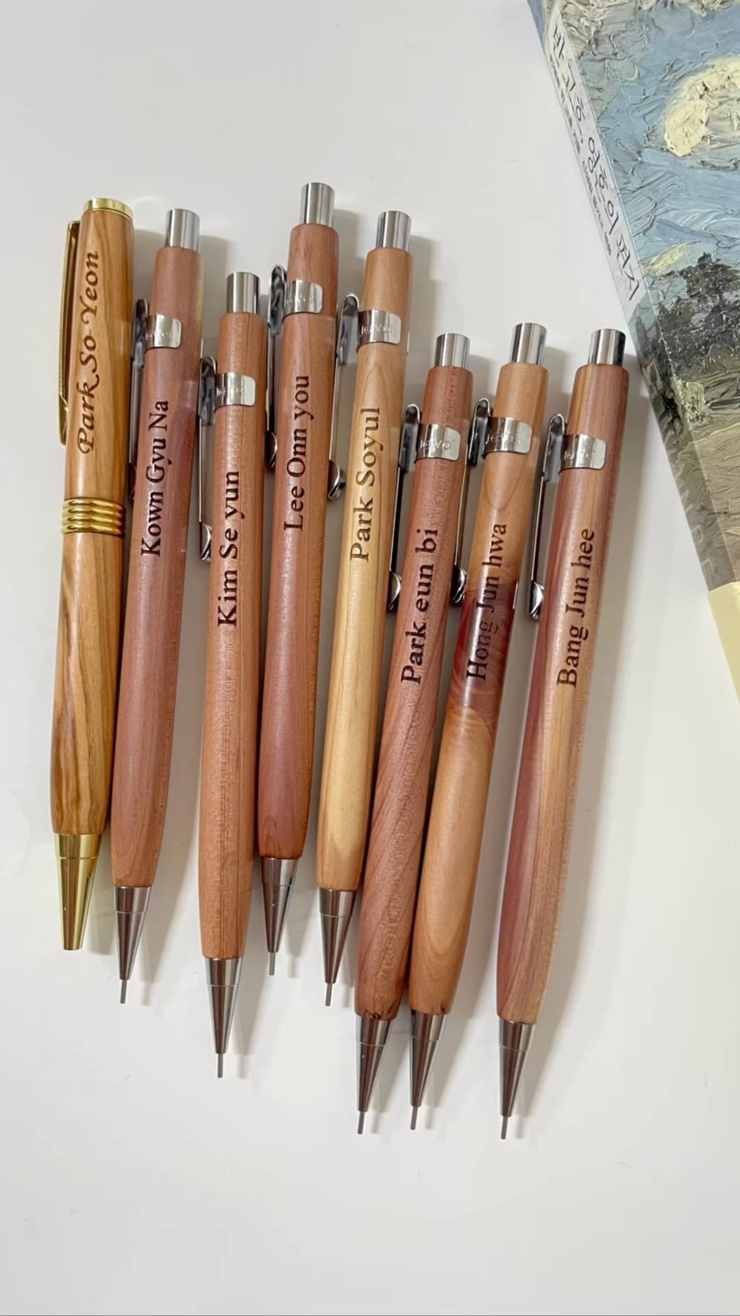 졸업 선물~~👩‍🎓👩‍🎓
우드샤프✏️원하는 문구 무료각인 📝
나무로 만든 핸드메이드 샤프에
원하는 문구 각인해 드려요.
✔️저렴한 가격 
✔️의미있는 선물🎁

주문은 프로필에 링크 있어요.
or
네이버 검색창 “ 나무나라 소품 ”

학생 졸업 선물로 쵝오👍👍

#우드샤프 #필기도구 
#각인선물 #초등학생졸업선물 
#학생선물추천 #학생선물 
#학원단체선물 
#학교단체주문 
#졸업선물추천 
#졸업선물🎓 
#초등학생선물