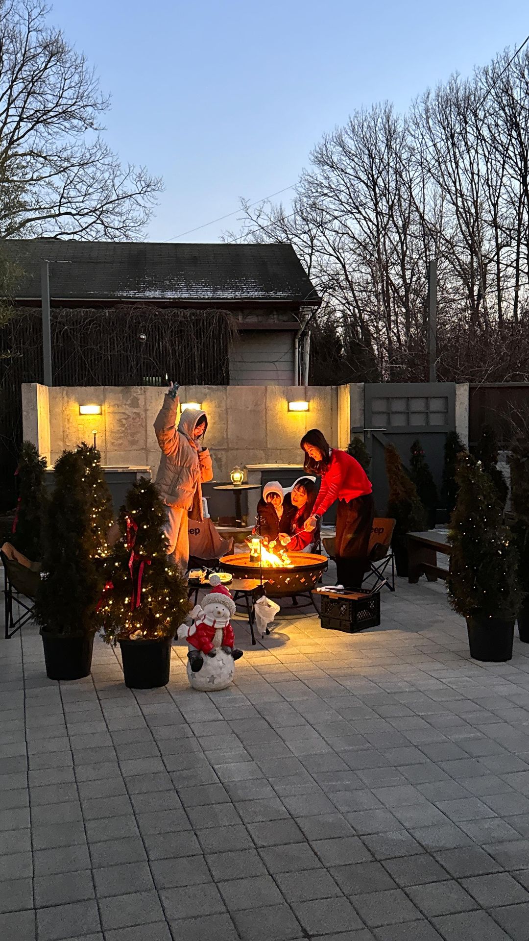 우리끼리 크리스마스🎄

다섯명을 사진 찍기란 어마어마한 미션…
난잡 그잡채 ㅋㅋㅋㅋㅋㅋㅋㅋㅋㅋㅋ
엄마들 포기가 빠르쥐

하필 날씨가 노무노무 추웠지만
고기 굽기는 손도 댈 필요가 없어서 다행!!!

#크리스마스파티 #엄마셋 #애다섯 #옳은휴식