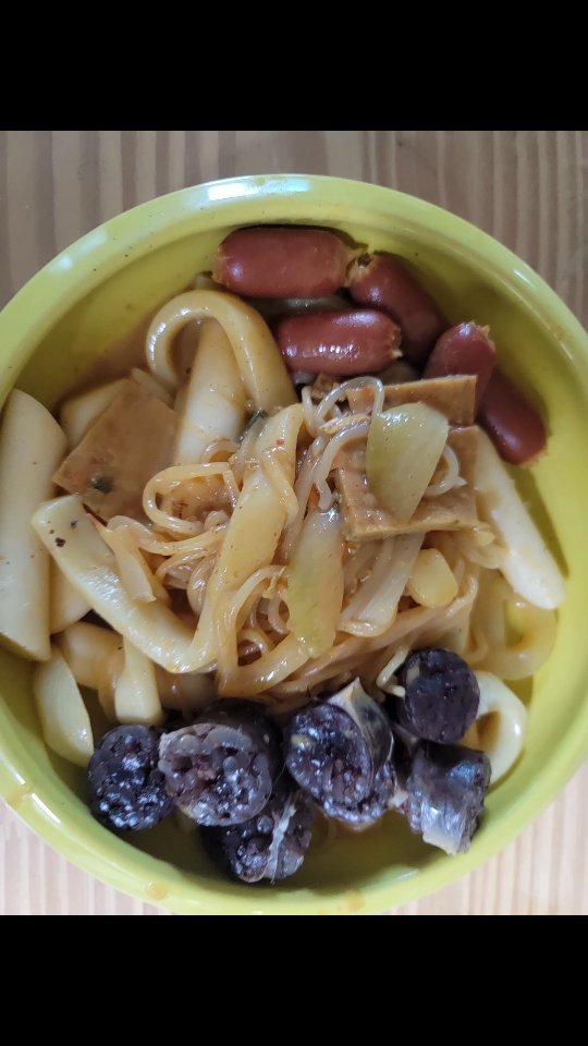 오늘 저녁은 떡볶이!!!

밀떡. 쌀떡. 쫄면. 오뎅. 소시지넣고
고추장. 설탕. 간장. 카레가루. 매운거 못먹는 겨미를위해 우유와 치즈로 마무리!!!
순대랑 먹으면 너무 맛있지용♡

#떡볶이 #아이와떡볶이 
#먹스타그램 #먹스타 #맛집스타그램 #맛스타그램 #맛스타 #맛있다그램 #맛있어 #먹방 #instafood #foodstagram #food #냠냠쩝쩝 #JMT #존맛탱 #foodie #오늘뭐먹지 #야식 #간식 #간식그램 #간식스타그램 #꿀맛 #존맛