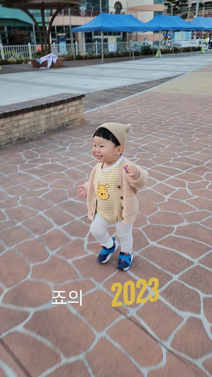우와! 드디어 완성~
매년 12월에 한해를 마무리하며 만들어주겠다던 릴스를... 
한달 미뤄서 1월에 완성!!!

2023년 한 해도 큰다고 고생했다 우리죠🧒
2024년도 우리 함께 화이팅해보자~💙