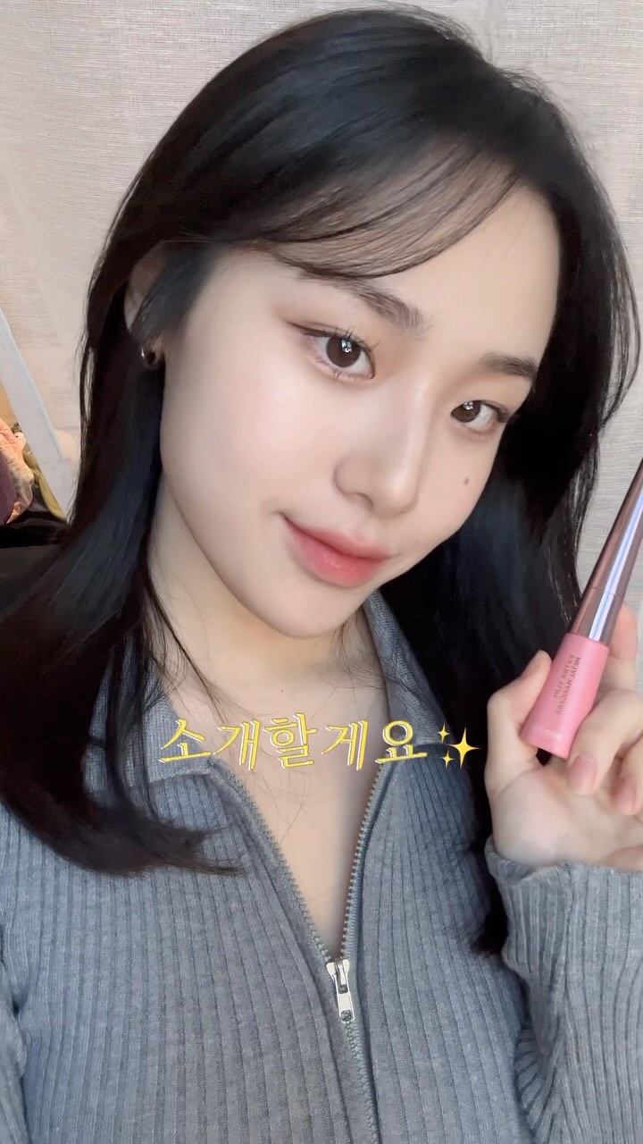 #협찬 @neogen_official 

무려 2.5mm의 메탈 마스카라⁉️ 미쳤다..❕
[엑스트라 슬림 메탈 맥시카라 블랙]
오직 메탈 맥시카라에만 있는 특허 받은 과학적인 브러쉬 설계
정말 뭉침없이 한올 한올 코팅해서 컬링되더라구요
아침에 바르고 나가서 집에 돌아오는 저녁까지 무너짐없이 48시간 지속✨

특히 저는 기존 마스카라들을 쓸 때 항~~상 눈두덩이랑 애굣살에 묻어서 불편했는데
이 메탈 마스카라 쓰고는 한번도 묻지 않았습니다🥹

게다가 NO번짐‼️ 강력한 5중 프루프로 어떠한 유분기,물기에도 거뜬해요

무쌍이신 분도 속쌍이신 분도 정말 이쁘게 속눈썹 컬링할 수 있는 제품이네요
정말 추천해요🙋‍♀️✨♥️

_
#마스카라 #마스카라추천 #슬림메탈마스카라 #네오젠마스카라 #네오젠슬림메탈마스카라 #메탈마스카라 #안번지는마스카라 #아이돌속눈썹 #가닥속눈썹 #마스카라인생템