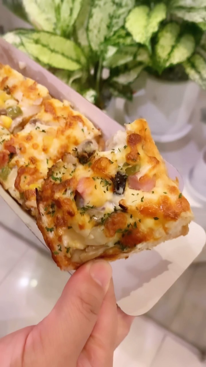 강남 신세계백화점 줄서서 사먹는 피자바게트 🥖

신백 강남점 지하 식품관에는 항상 줄서있는 빵집이 있어요 바로 피자바게트 줄인데요
이번에 한번 먹어봤습니다

겉 바게트는 바삭바삭 안에 올리브와 햄 치즈는 촉촉
바로 나왔을때가 제일 맛있어요 💛
눅눅해지기 전에 빨리 드세요!
 
#더메나쥬리 #신세계강남점 #신세계강남점맛집 #신세계백화점강남 #신세계강남빵집 #신세계강남팝업 #신세계베이커리 #더메나쥬리피자바게트 #내돈내산찐후기