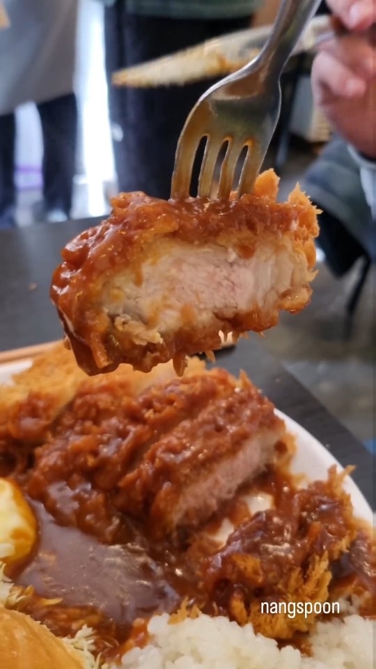 #내돈내산 '남산에' 텐동과 카츠가 맛있는! 줄서먹는 맛집

요즘 일본 카츠가 정말 많습니다. 텐동집도 점차 늘어나고 있는 것 같습니다. 그런데, 대부분 맛이 비슷하고 모양이 비슷합니다.

'남산에'는 텐동과 카츠가 유명합니다. 텐동으로 먼저 유명해진 '남산에'는 최근, 카츠를 내면서 줄 서는 맛집으로 변모하였습니다.

가게 내부는 깔끔하고, 혼자 식사하기도 좋은 곳입니다. 가격은 11,000~12,000원으로 착한 편입니다. 양도 가격 대비 많은 편이고, 맛도 좋은 편입니다.

텐동(타레)은 예전에도 먹어 봤지만, 바삭하고, 새우가 3마리나 들어가 있습니다. 간도 적당하고, 밥과 잘 어울립니다. 다만, 이날 밥이 조금 질어서 조금 아쉬웠습니다.

카츠(남산동까스)는 카츠와 경양식 사이 어딘가에 있습니다. 등심 같았는데, 통고기로 튀겨져 나옵니다. 그렇다 보니, 썰어 먹는 맛이 있고, 카츠처럼 안의 고기가 가득합니다. 얇게 쳐진 돈까스가 아니라서, 더 좋았습니다. 소스는 단짠하고 특이했습니다. 수란과 빵, 샐러드가 있어서 다양하게 돈카츠와 함께 즐길 수 있어서 좋습니다. 누린내 없고, 바삭한 맛있는 돈카츠였습니다.

가성비 좋게 맛있는 텐동과 카츠를 먹고 싶다면 추천합니다!

가게정보
가게명 : 남산에 @namsane_
위치 : 대구 중구 중앙대로66길 20 효성해링턴 상가 1층 남산에

#내돈내산 #대구맛집 #대구카츠맛집 #대구시내맛집 #대구돈카츠맛집 #대구돈카츠 #대구텐동 #대구텐동맛집 #대구반월당맛집 #대구반월당찐맛집 #대구찐맛집 #대구맛집추천 #대구돈까스맛집 #대구돈까스맛집추천 #대구돈까스 #대구돈가스맛집 #대구돈가스 #대구일식맛집 #대구현지인맛집 #대구카츠 #대구덮밥맛집 #대구일식덮밥 #대구일식덮밥맛집 #대구튀김덮밥 #낭스 #낭스푼_맛집