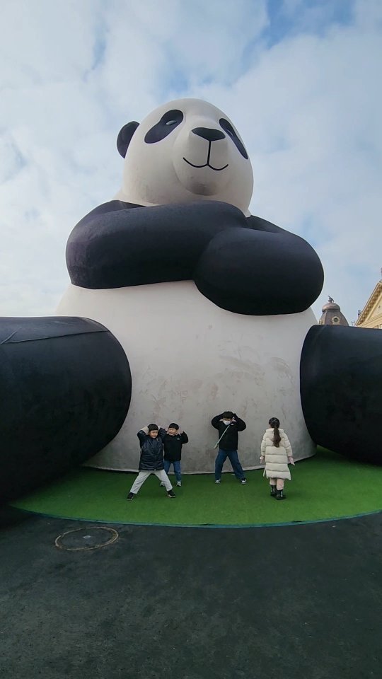 초등학교, 중학교 학창시절 함께 다녔던 애버랜드를
결혼해서 아이들 데리고 다같이 총출동 • ɞ • ෆ⃛ 

줄이 너무너무 길어서 푸바오도 못보고
실상 놀이기구도 몇개 못탔지만 (?)
팝콘통 하나씩 장착해서 여유롭게 동물 구경하고
나비체험관도 가고 알차게 보낸 하루 🤎

다음에 또 데리고 가줄거지? @jaujiii 🫶

#공동육아#양성의후손들#애버랜드🎡