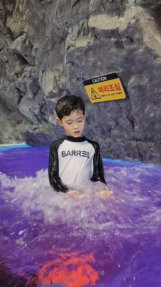 미취학 아동이 즐기기 좋은
평택 실내수영장 🏊‍♂️🏊‍♂️

규모는 크지 않지만
아이들 좋아하는 슬라이드 놀이시설이 있고
예약제로 운영돼서 복작복작하지 않아서 좋음 🤎

물놀이 즐기고 난 뒤
찜질방에서 뜨끈뜨끈 몸 녹이고 나오면
하루 순삭 😎

#평택아이랑갈만한곳#평택수영장