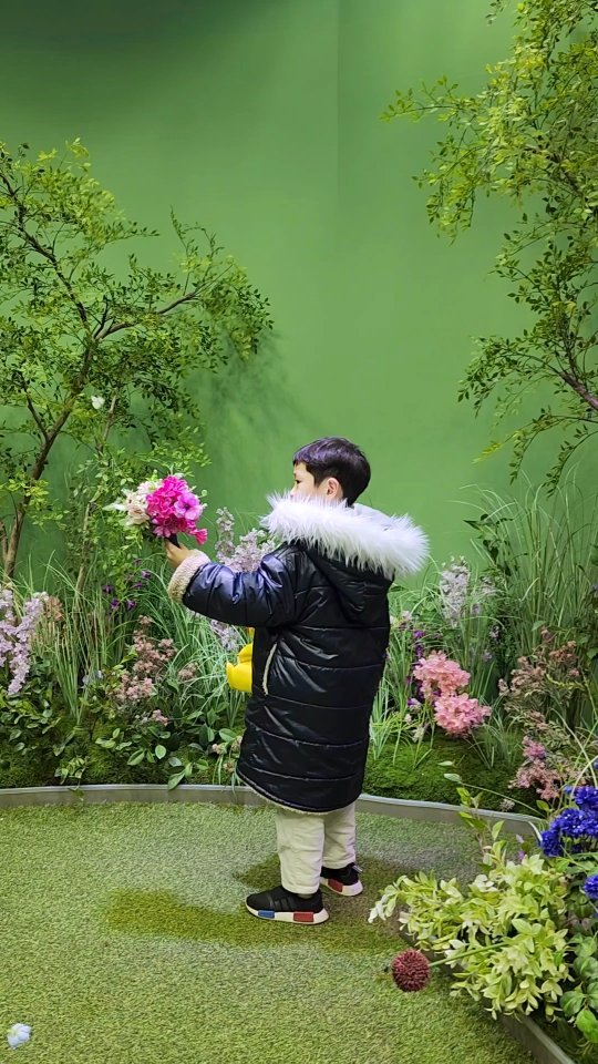 애버랜드 라이브나비체험관 🦋
꽃화관을 들고 서있으면
나비들이 화관 근처로 살랑살랑 모여듬 ☺️

아이와 애버랜드를 간다면
잠깐 추위도 피할겸
예쁜 포토존에서 나비와 함께 사진도 남길겸 방문해보시길!

스마트 줄서기가 해당되지 않으니
입장하자마자 현장 줄서기로 이용하는걸 추천해요 :)

#나비체험관
